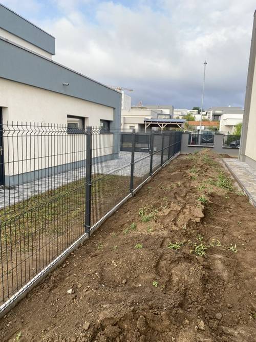 Antracitový 3D panel u novostavby rodinného domu