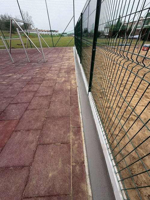 Zelený 3D panel s podhrabovou deskou po obvodu sportovní plochy