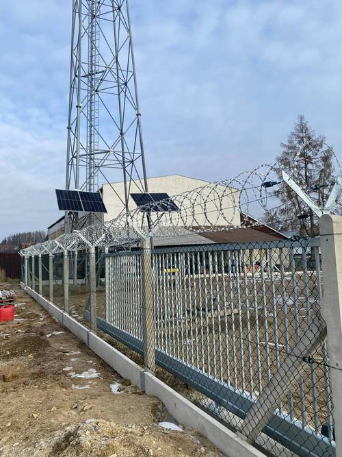 Bezpečnostní oplocení technologického areálu se žiletkovým drátem